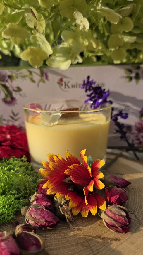 Ароматична свічка КвіткоДар ручної роботи з соєвого воску для гармонізації простору — український бренд преміум-класу